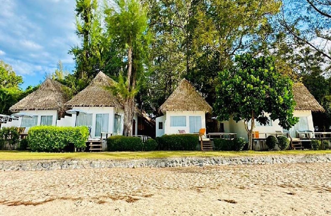rooms-deluxe-beachfront-bungalow