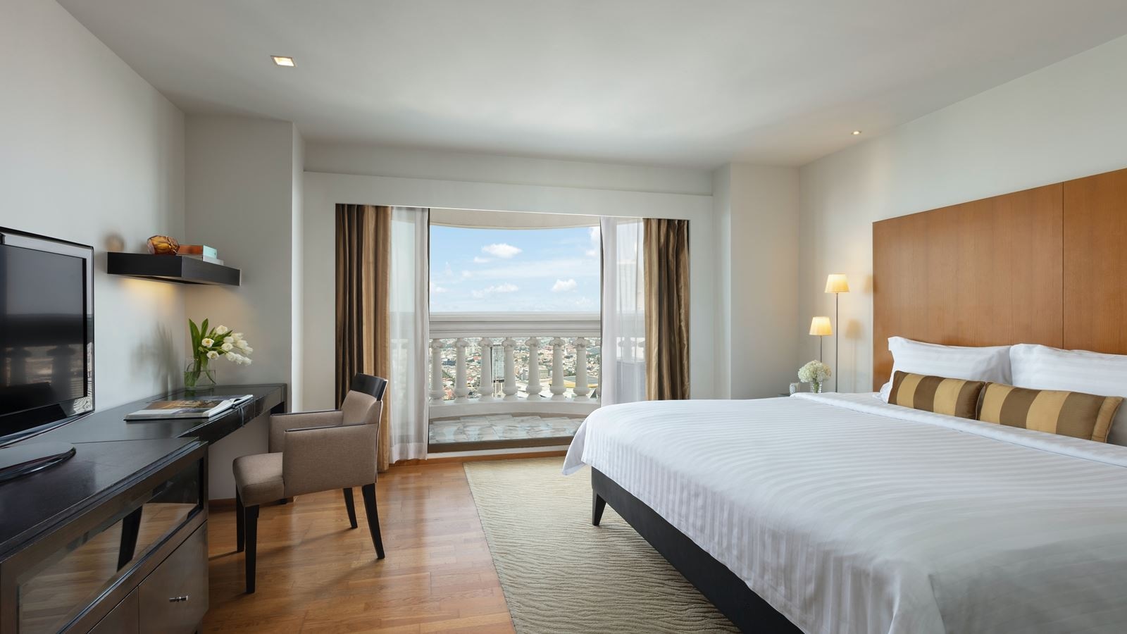rooms-tower-club-suite-city-view