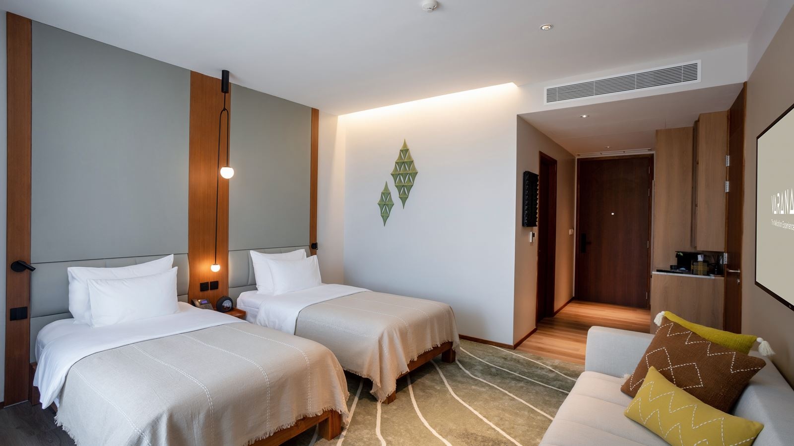 rooms-luxe-pool-view