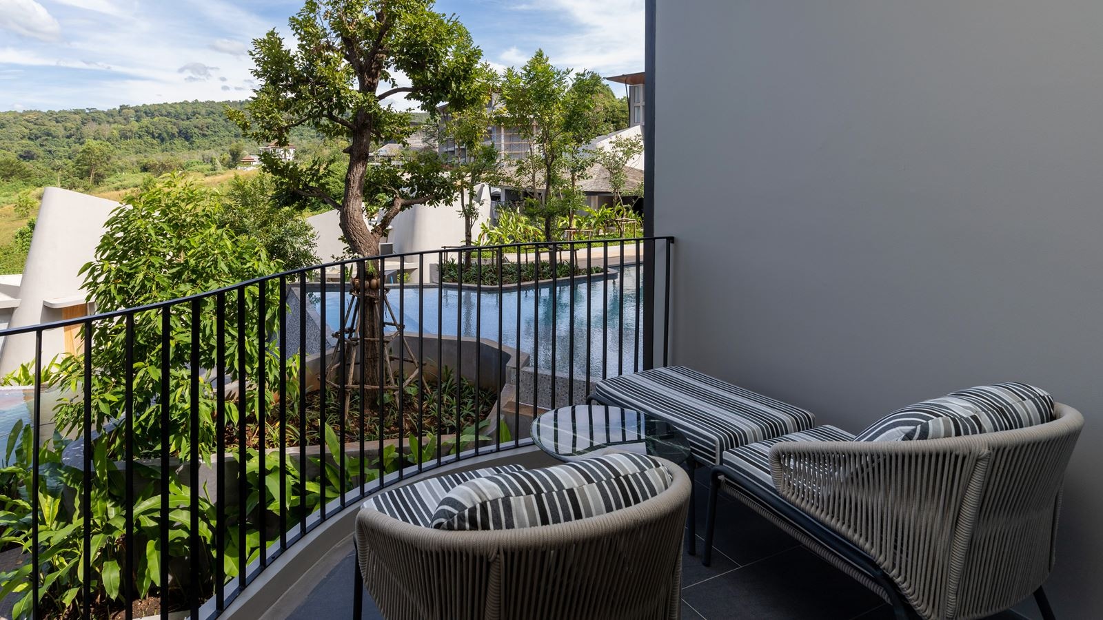 rooms-luxe-plus-pool-view