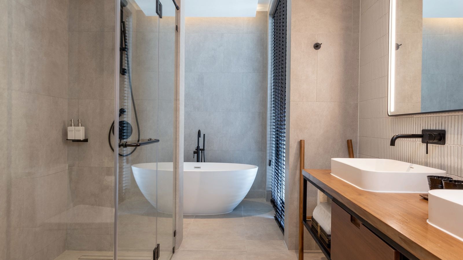 rooms-luxe-plus-pool-view