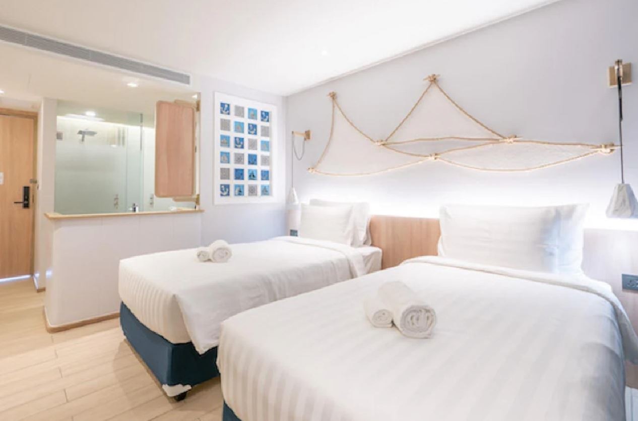 rooms-deluxe-pool-view