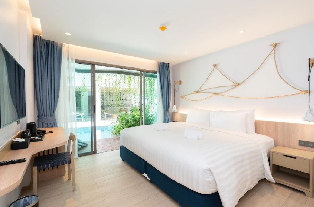 rooms-deluxe-pool-access-partial-pool