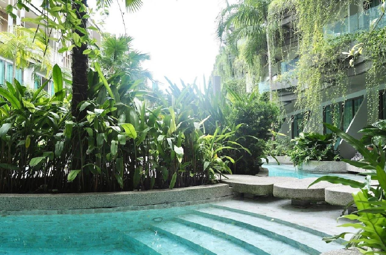 rooms-deluxe-pool-access-partial-pool