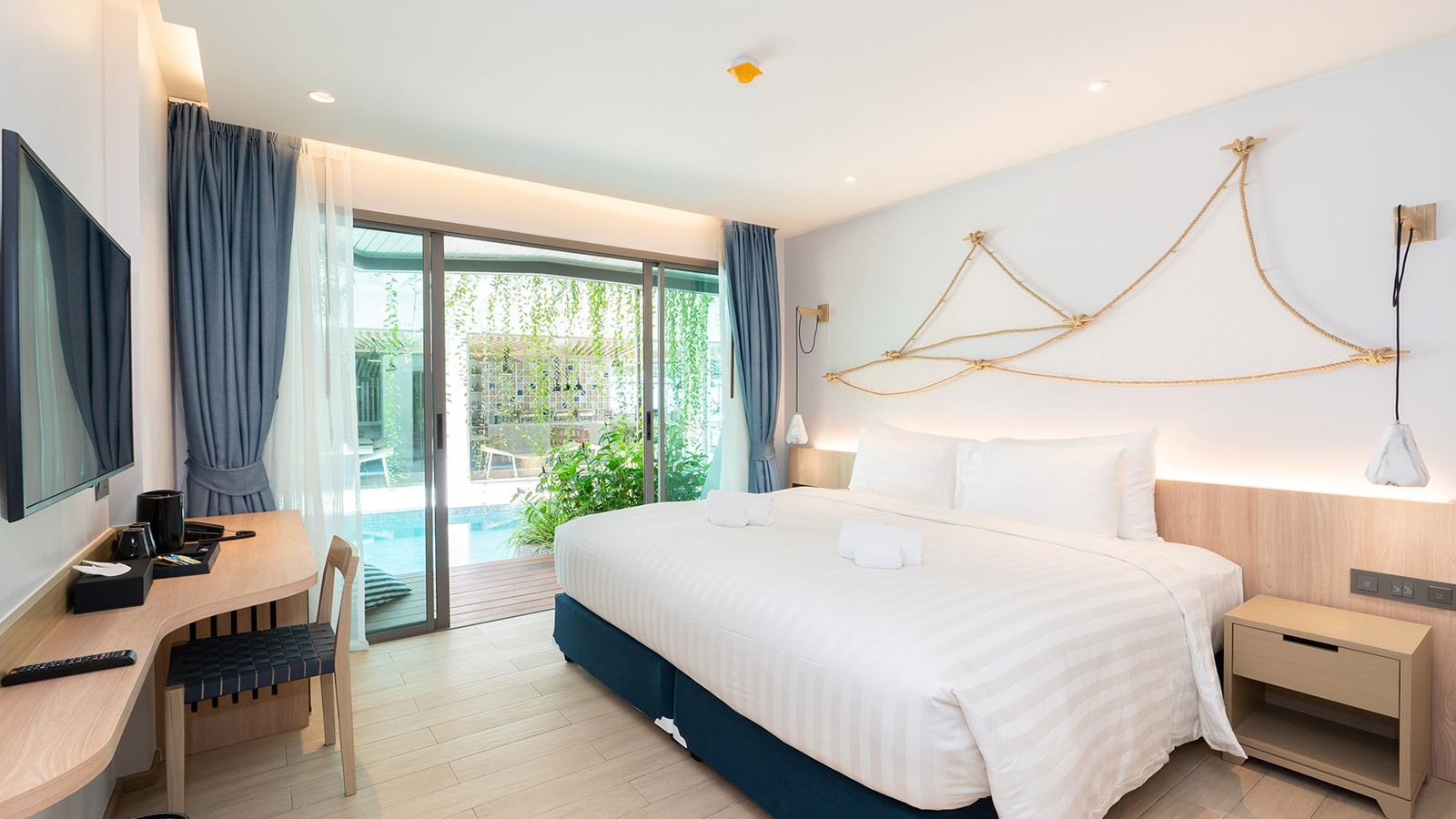 rooms-deluxe-pool-access-pool-view