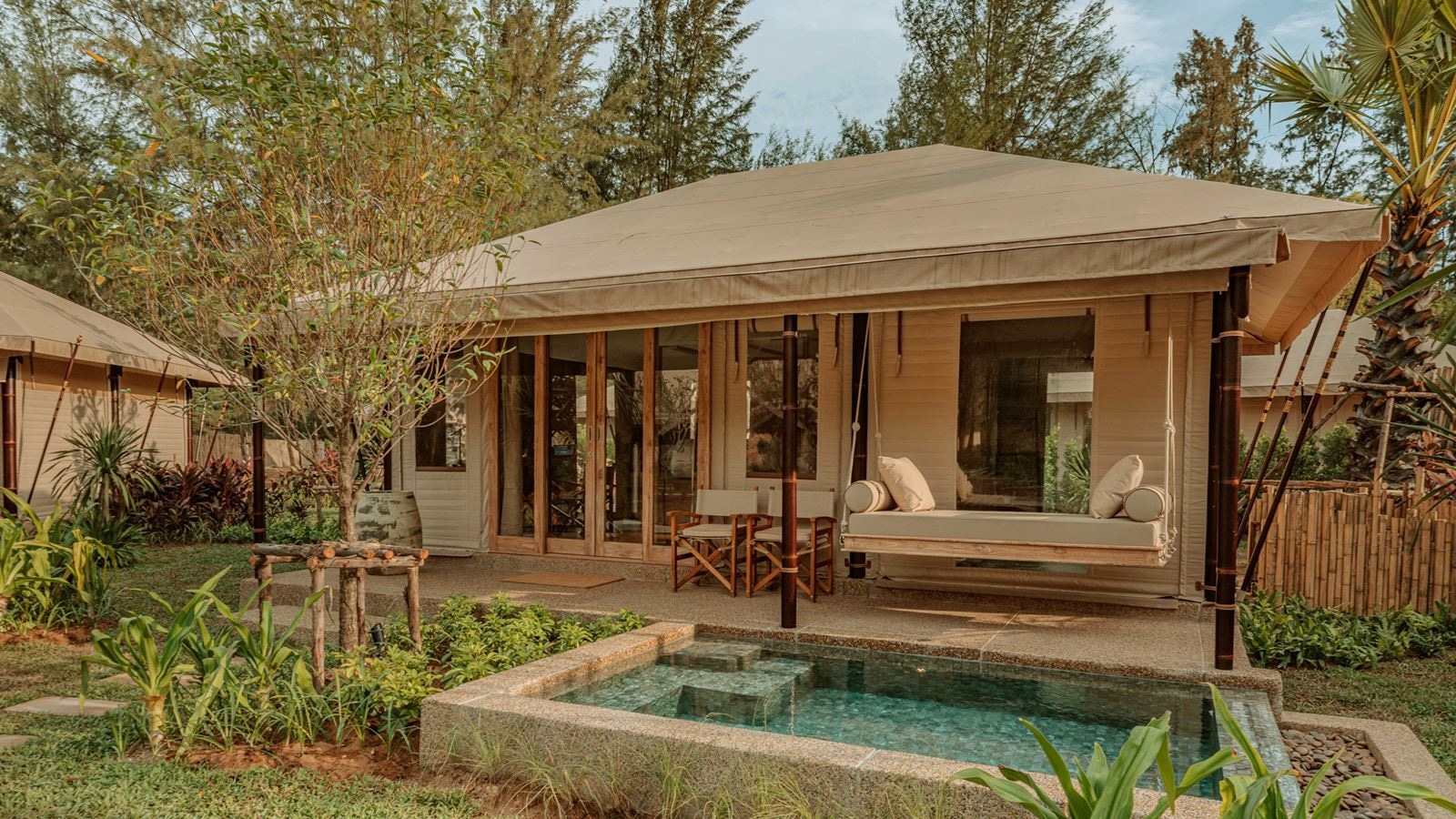 rooms-lagoon-pool-tent