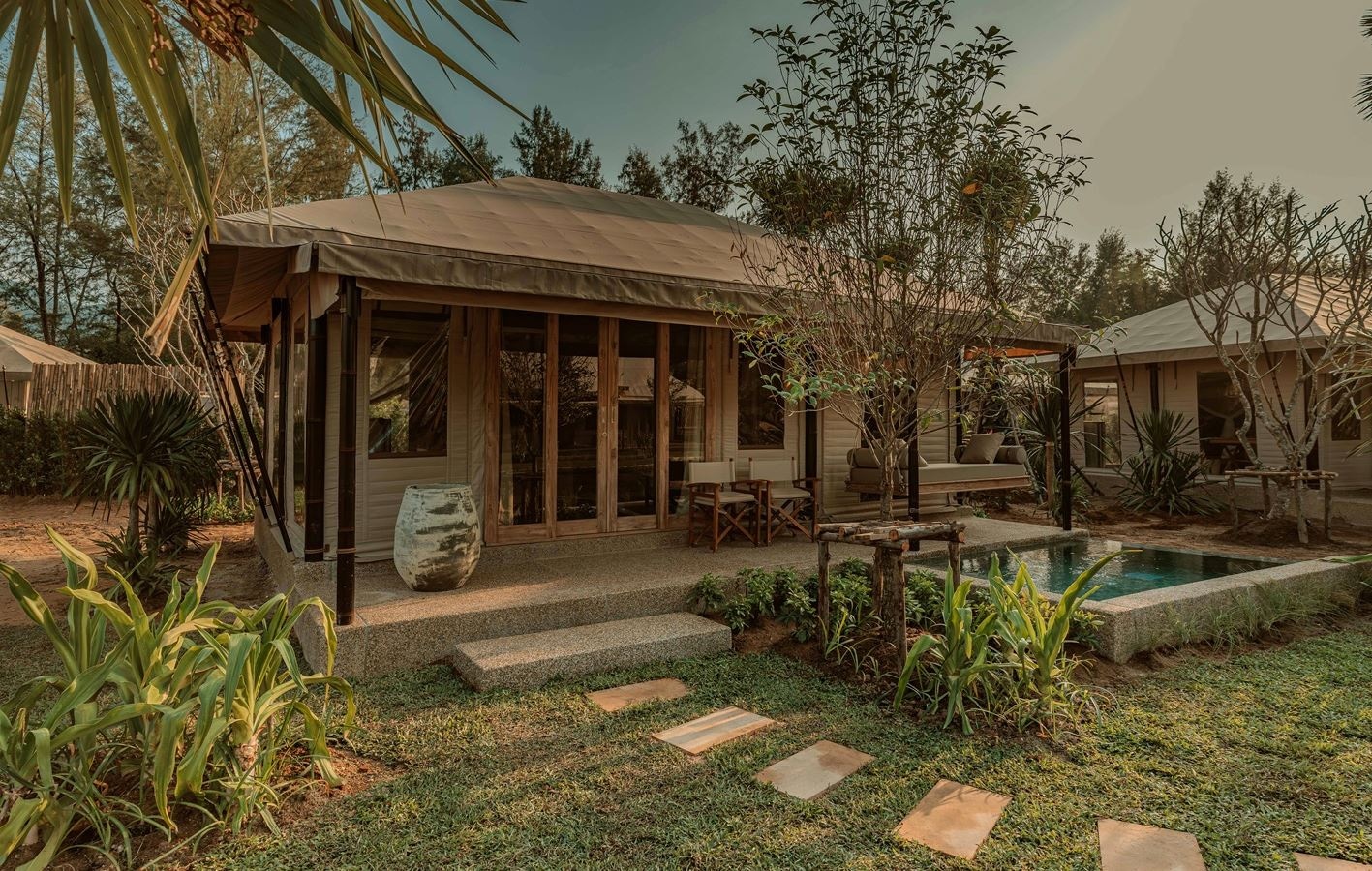 rooms-lagoon-pool-tent