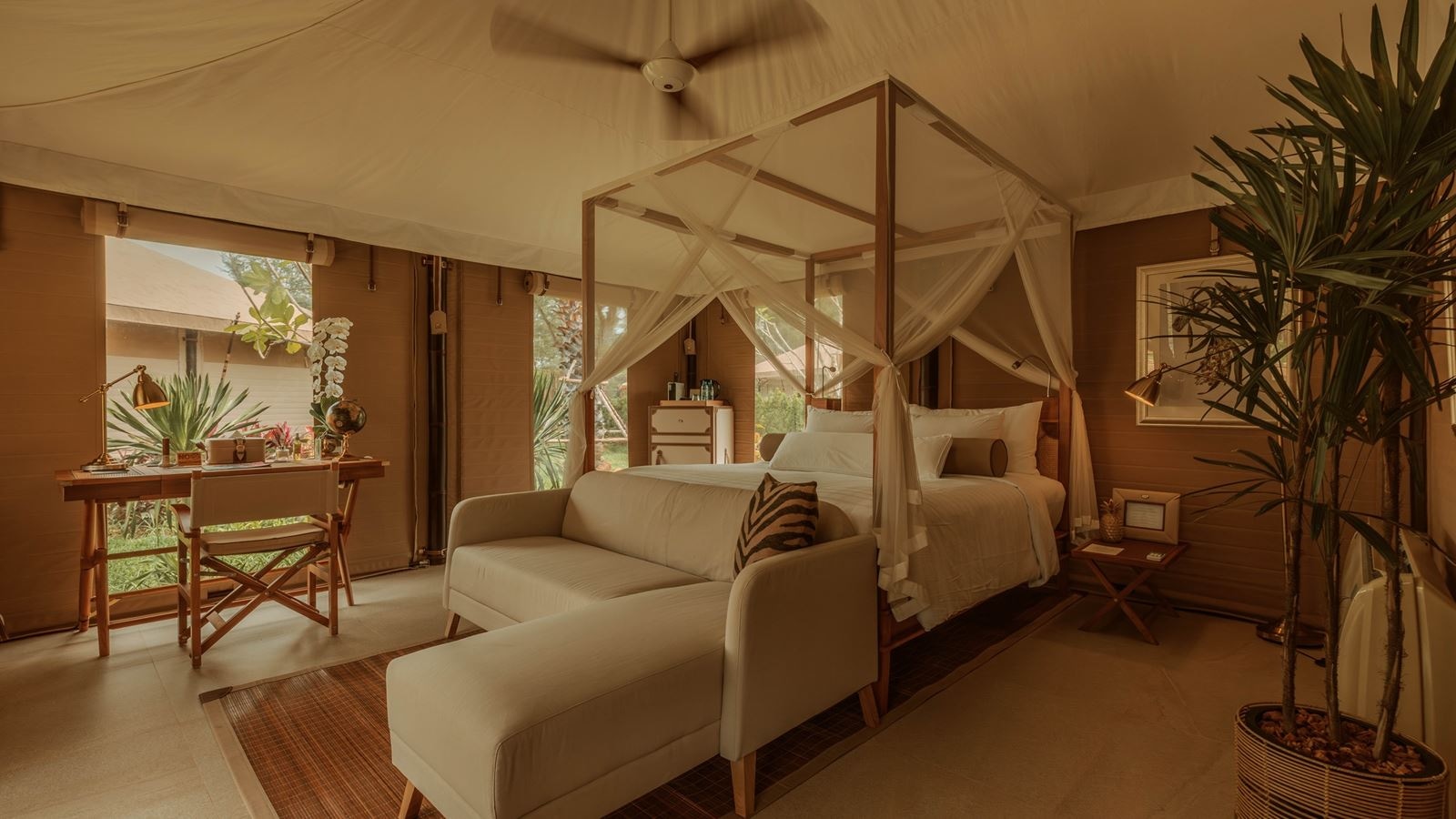 rooms-lagoon-pool-tent