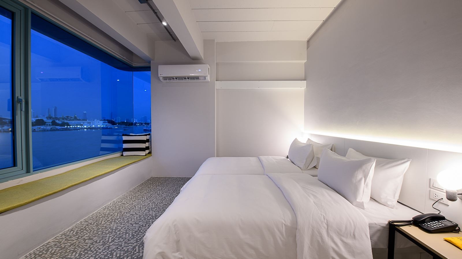 rooms-grand-river-front-deluxe-room