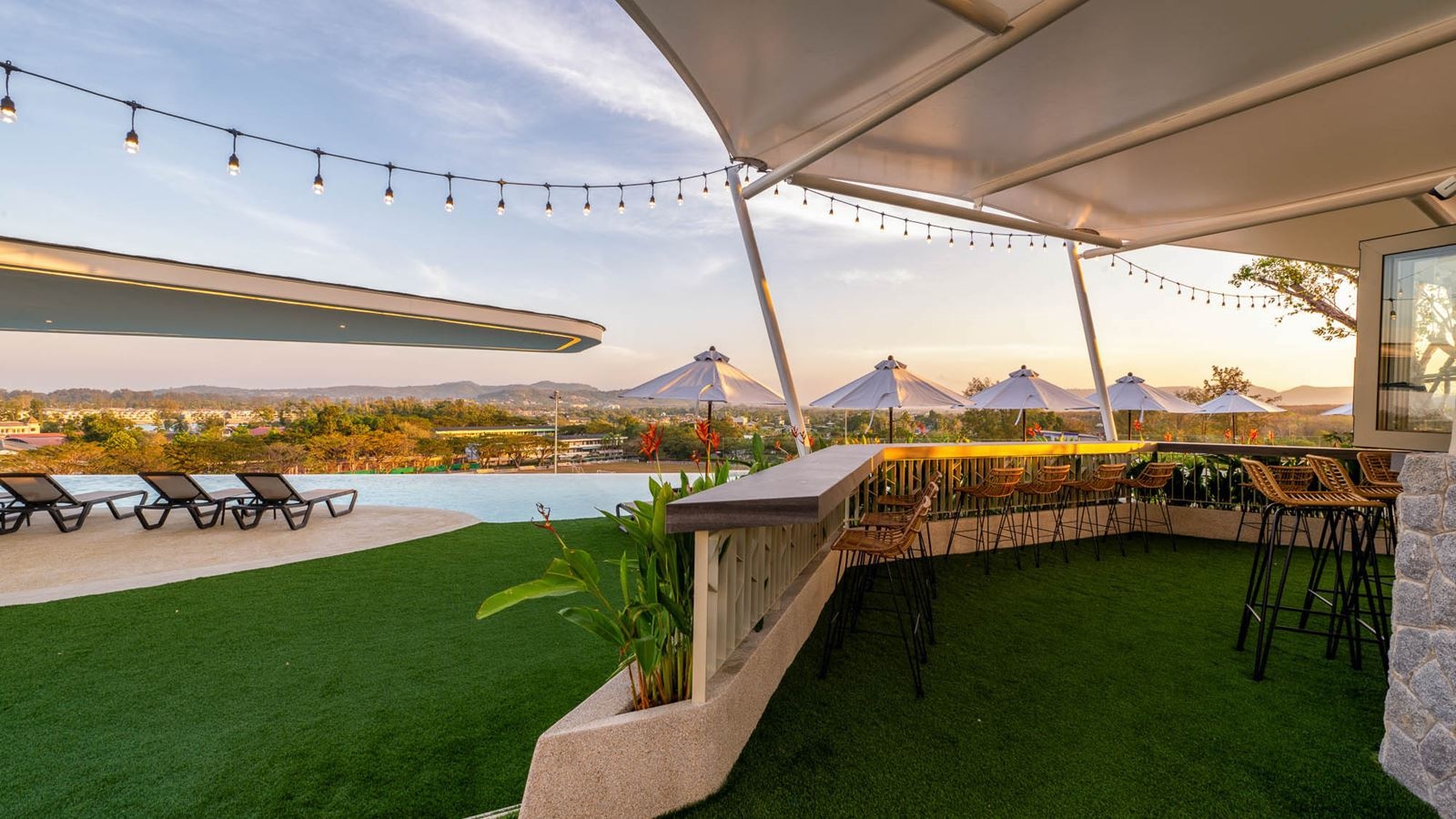 bars-mingle-poolside