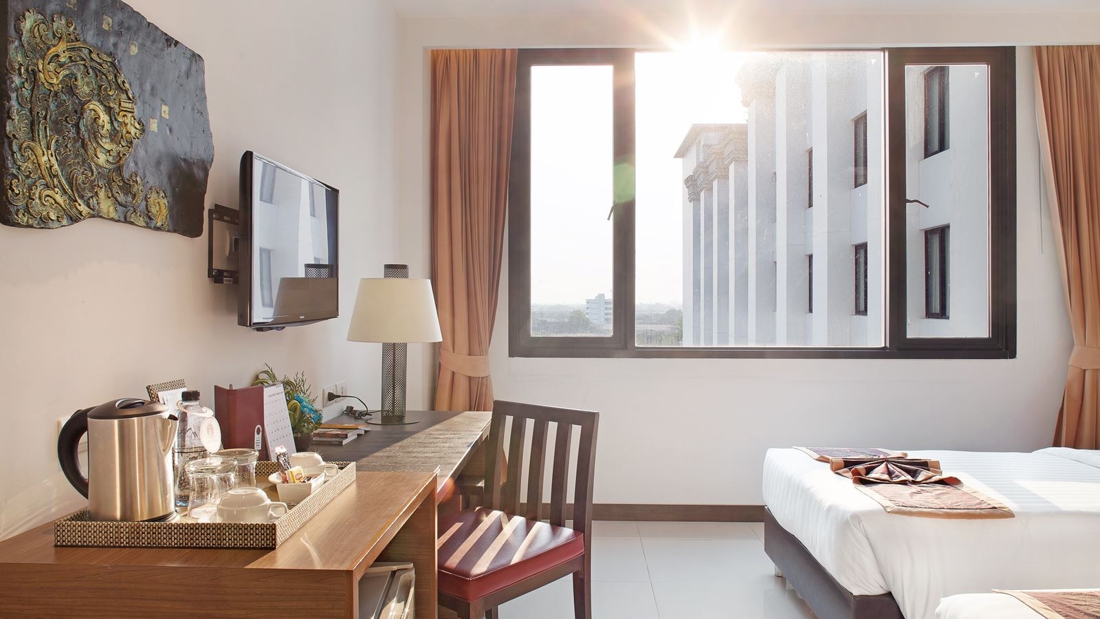 rooms-deluxe-pool-view