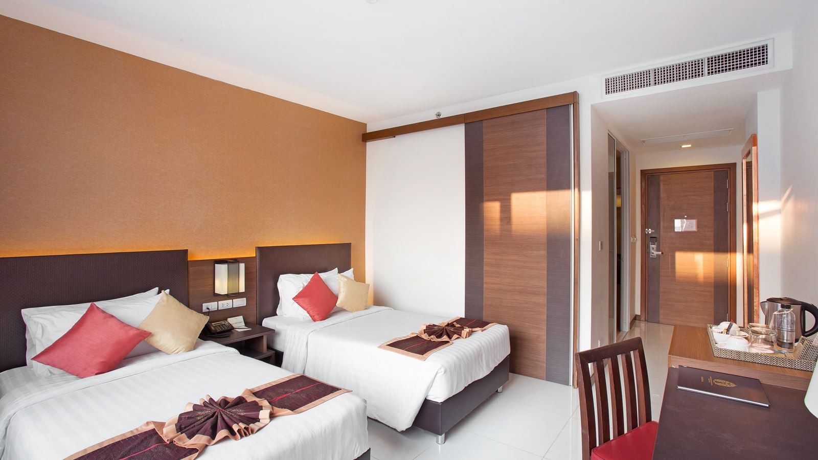 rooms-deluxe-pool-view