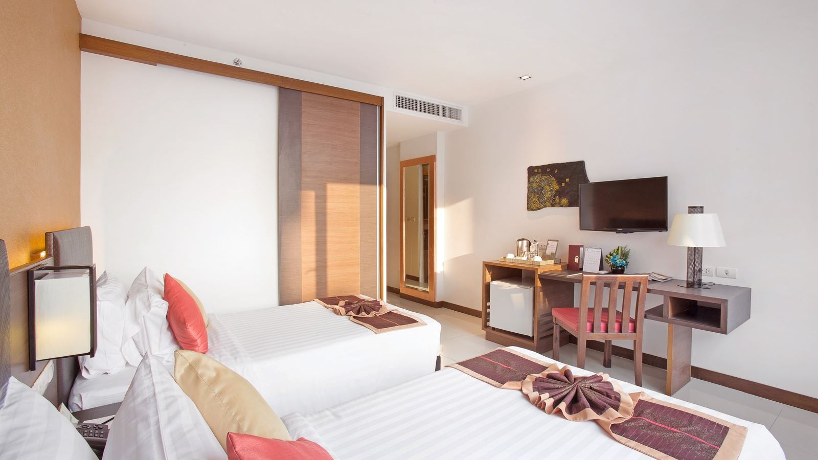 rooms-deluxe-pool-view