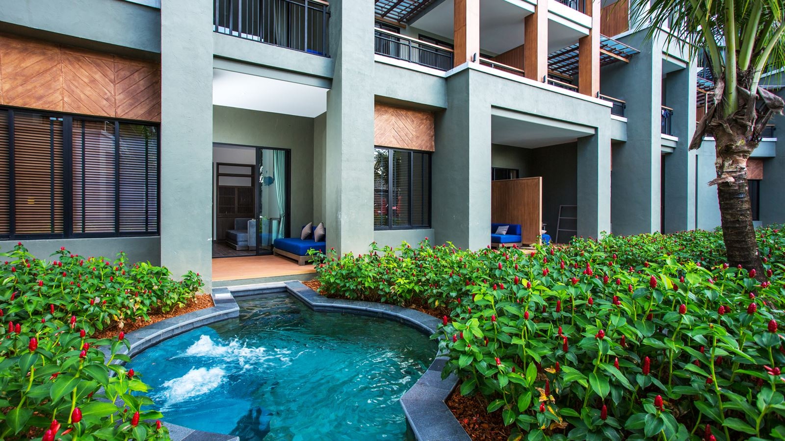 rooms-deluxe-suite-pool-access-jacuzzi