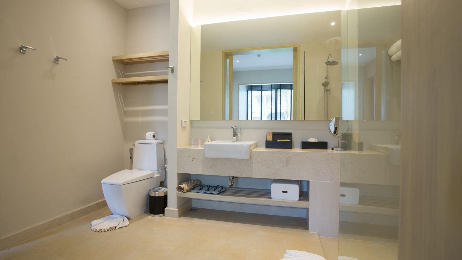 rooms-deluxe-suite-pool-access-jacuzzi