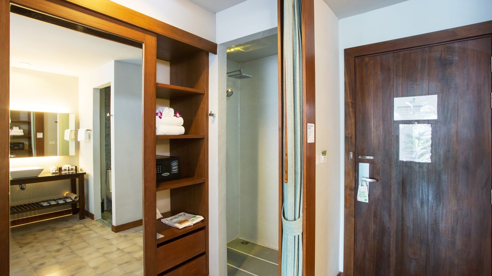 rooms-deluxe-suite-pool-access