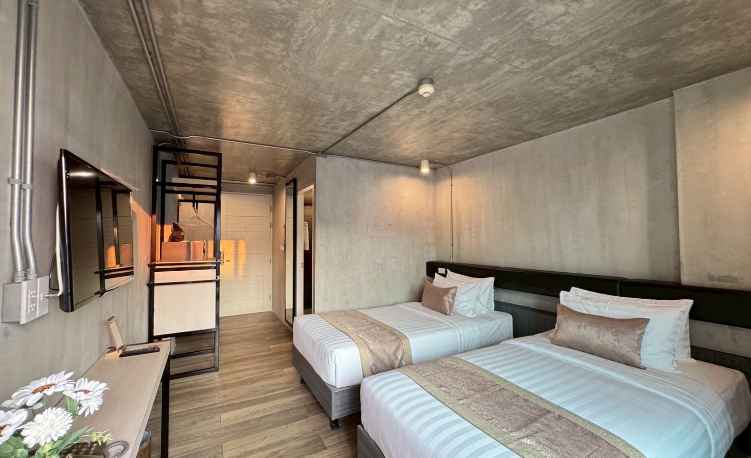 rooms-deluxe-twin-city-view