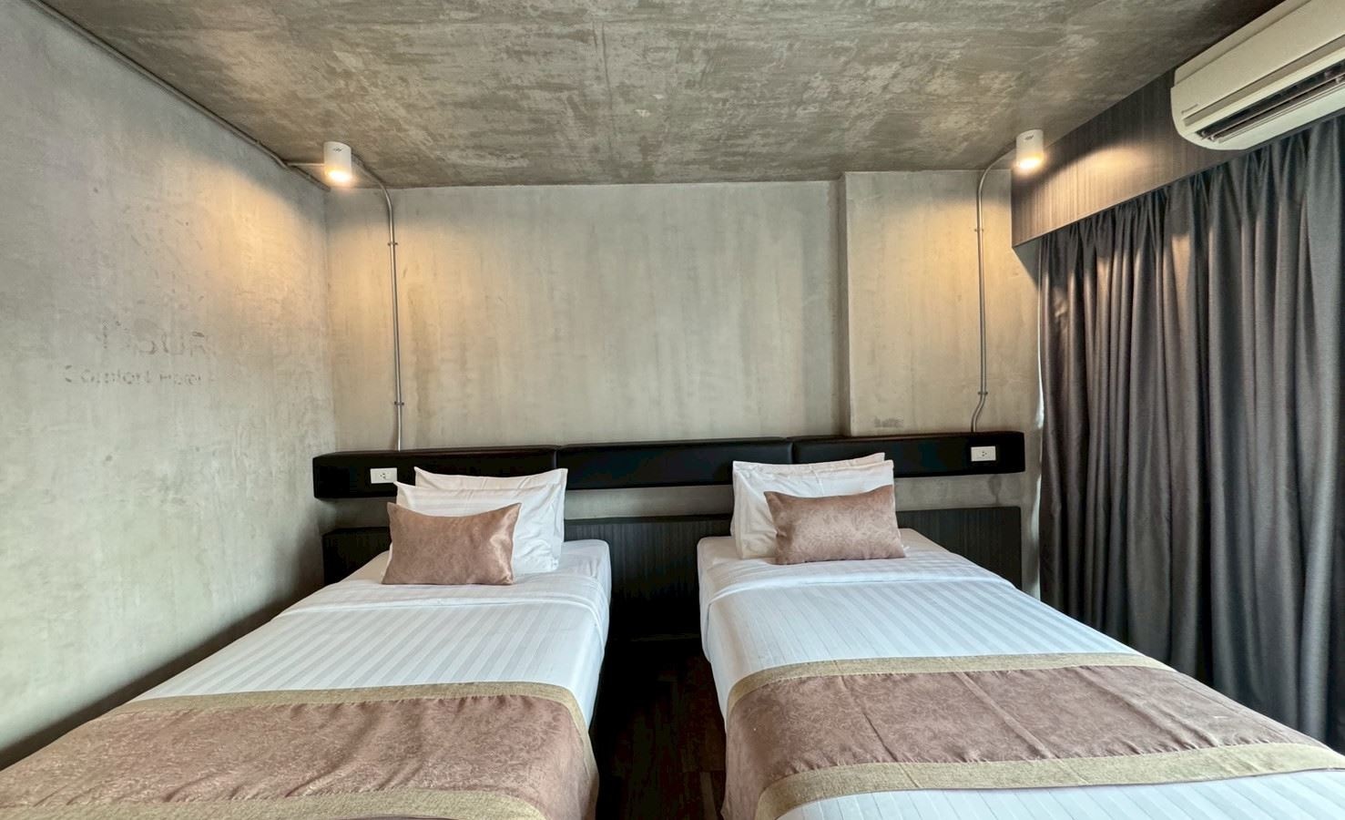 rooms-deluxe-twin-city-view