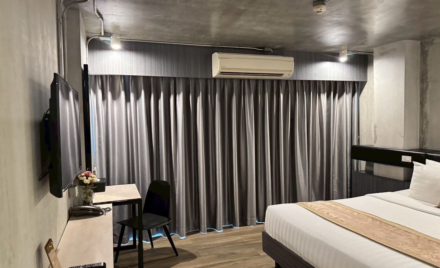 rooms-deluxe-king-mountain-view