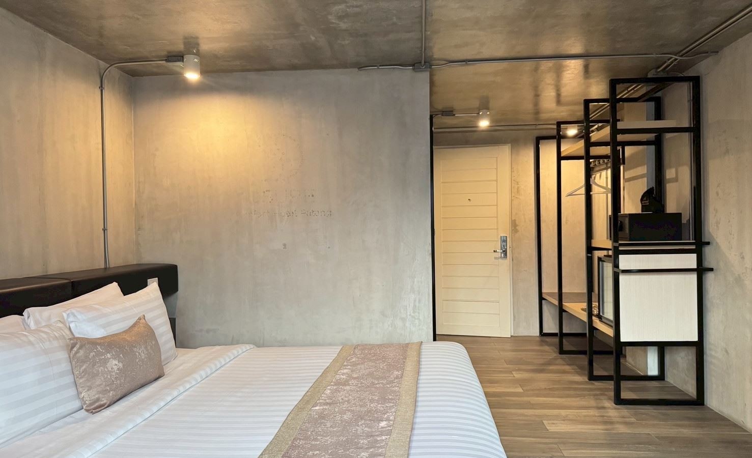 rooms-deluxe-king-mountain-view