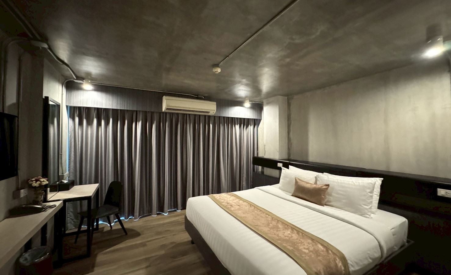 rooms-deluxe-king-mountain-view