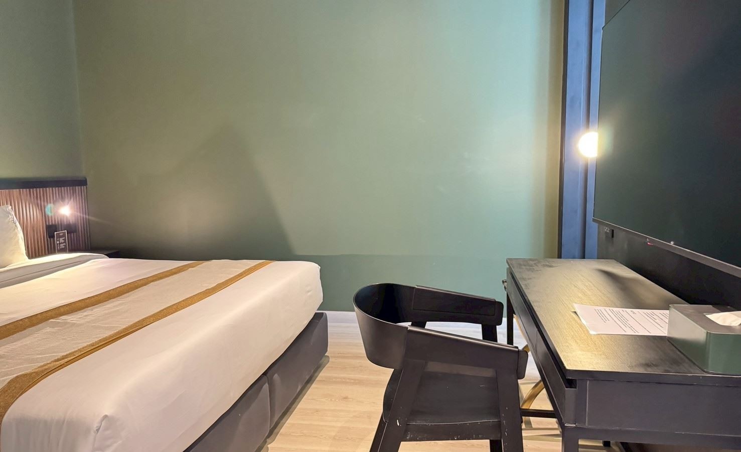 rooms-deluxe-suite-room