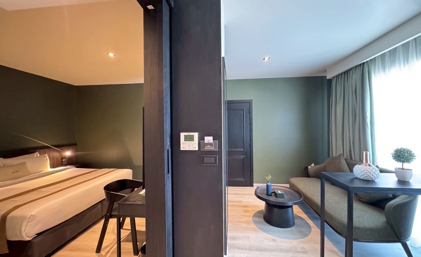 rooms-deluxe-suite-room