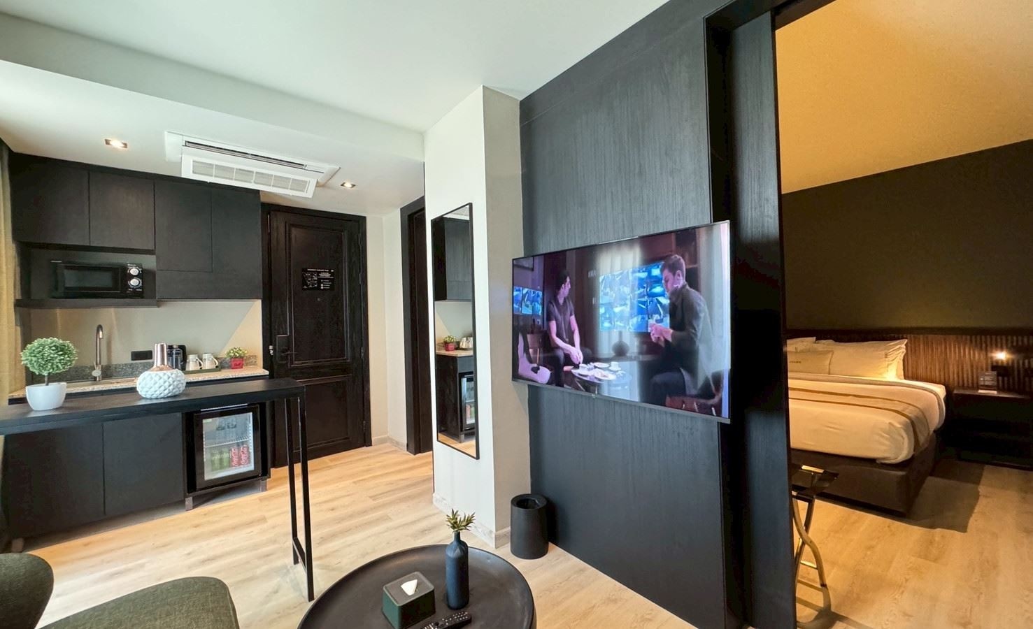 rooms-deluxe-suite-room