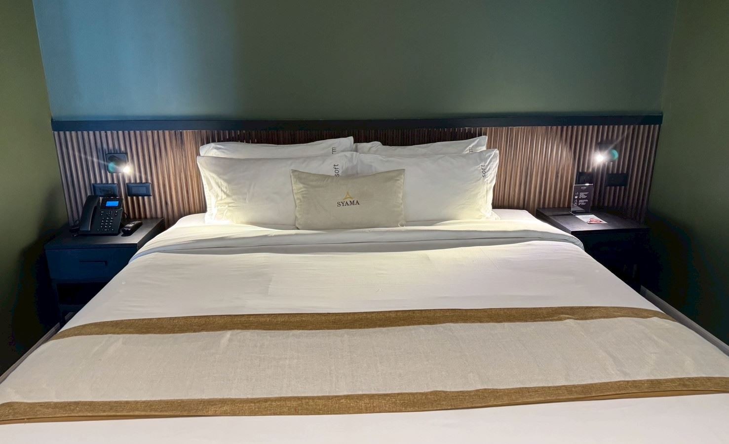 rooms-deluxe-suite-room