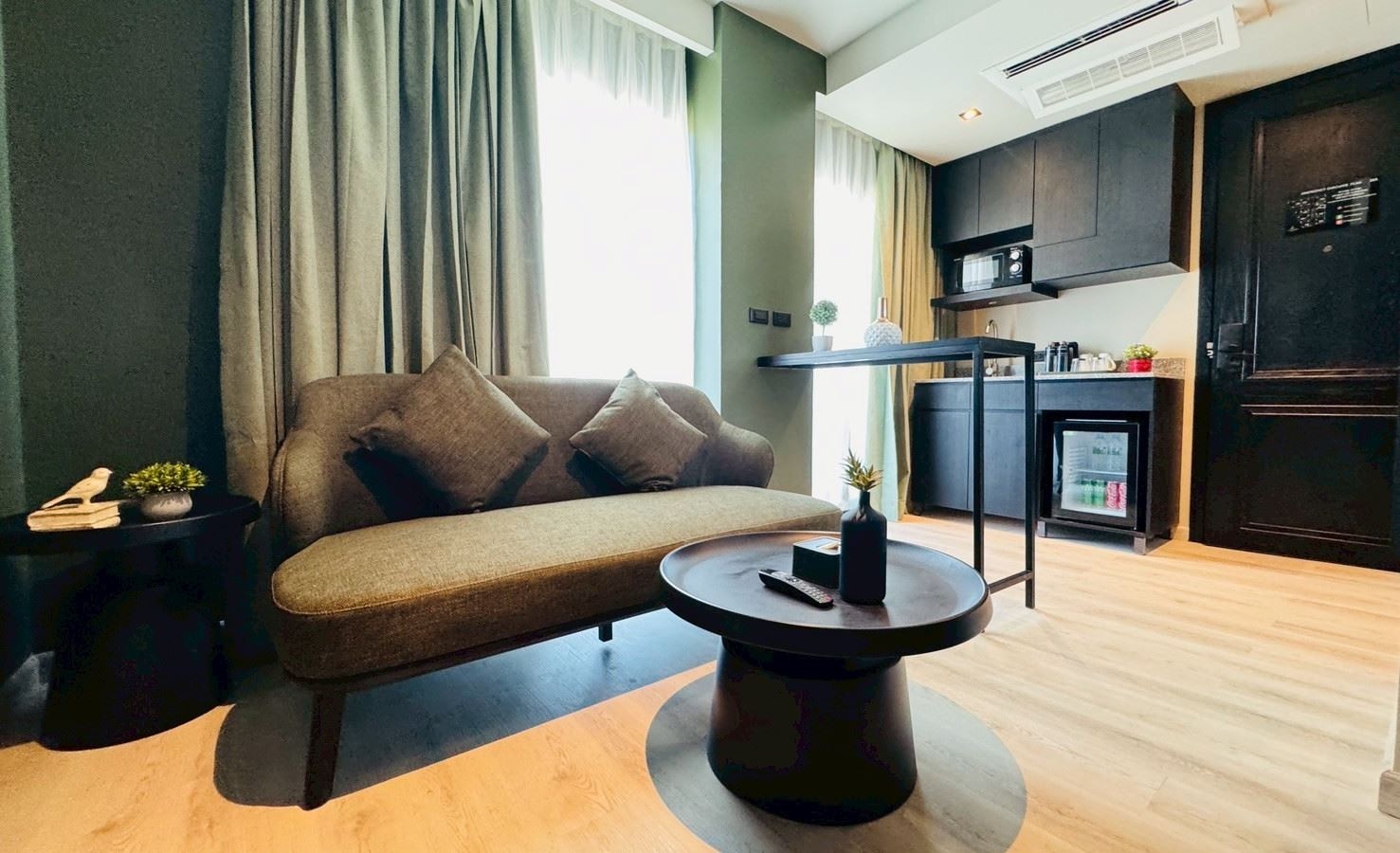 rooms-deluxe-suite-room