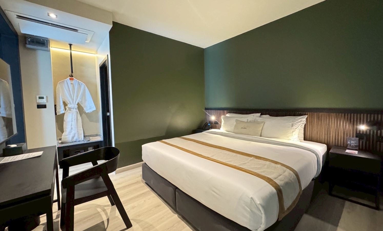 rooms-deluxe-suite-room