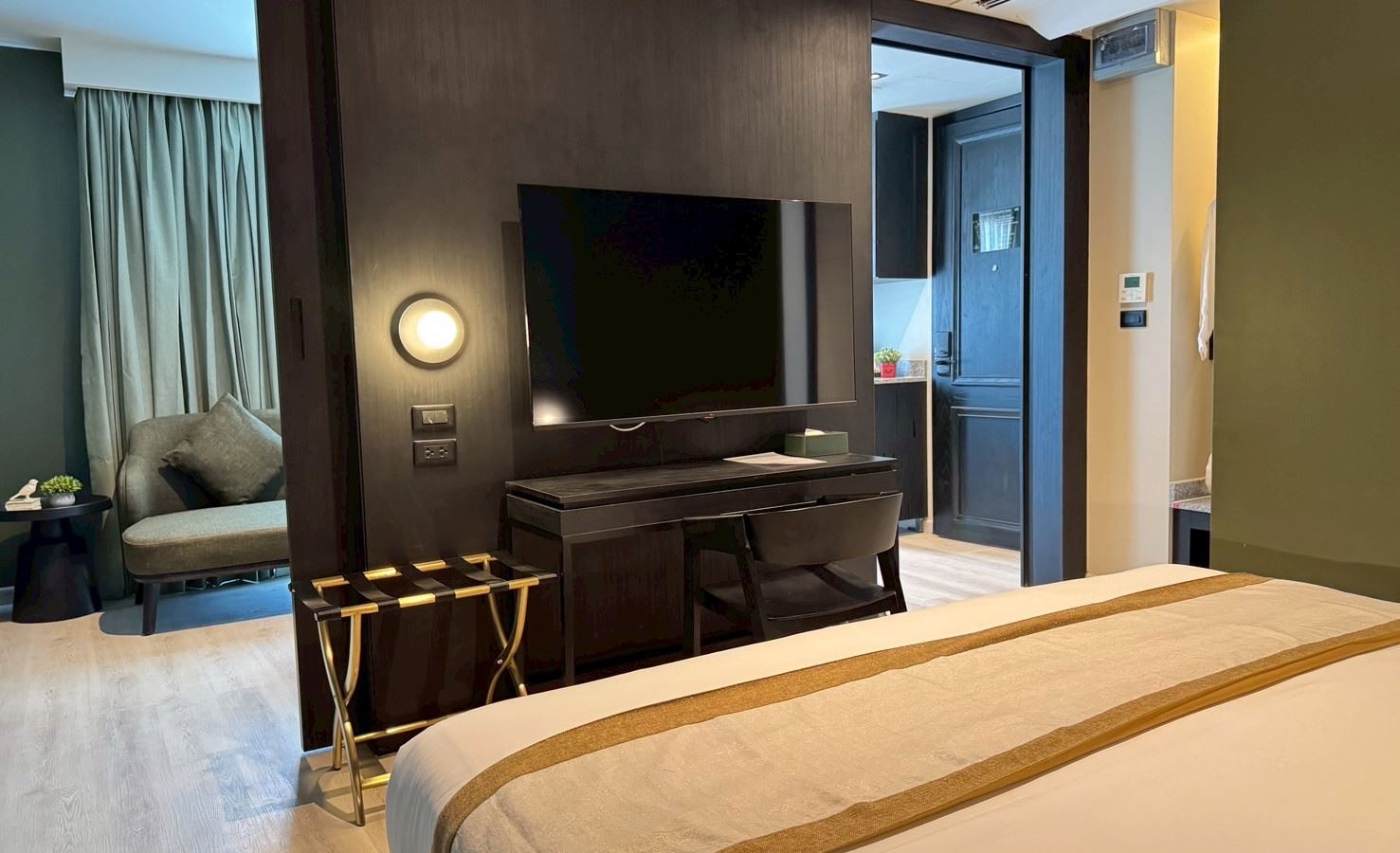 rooms-deluxe-suite-room