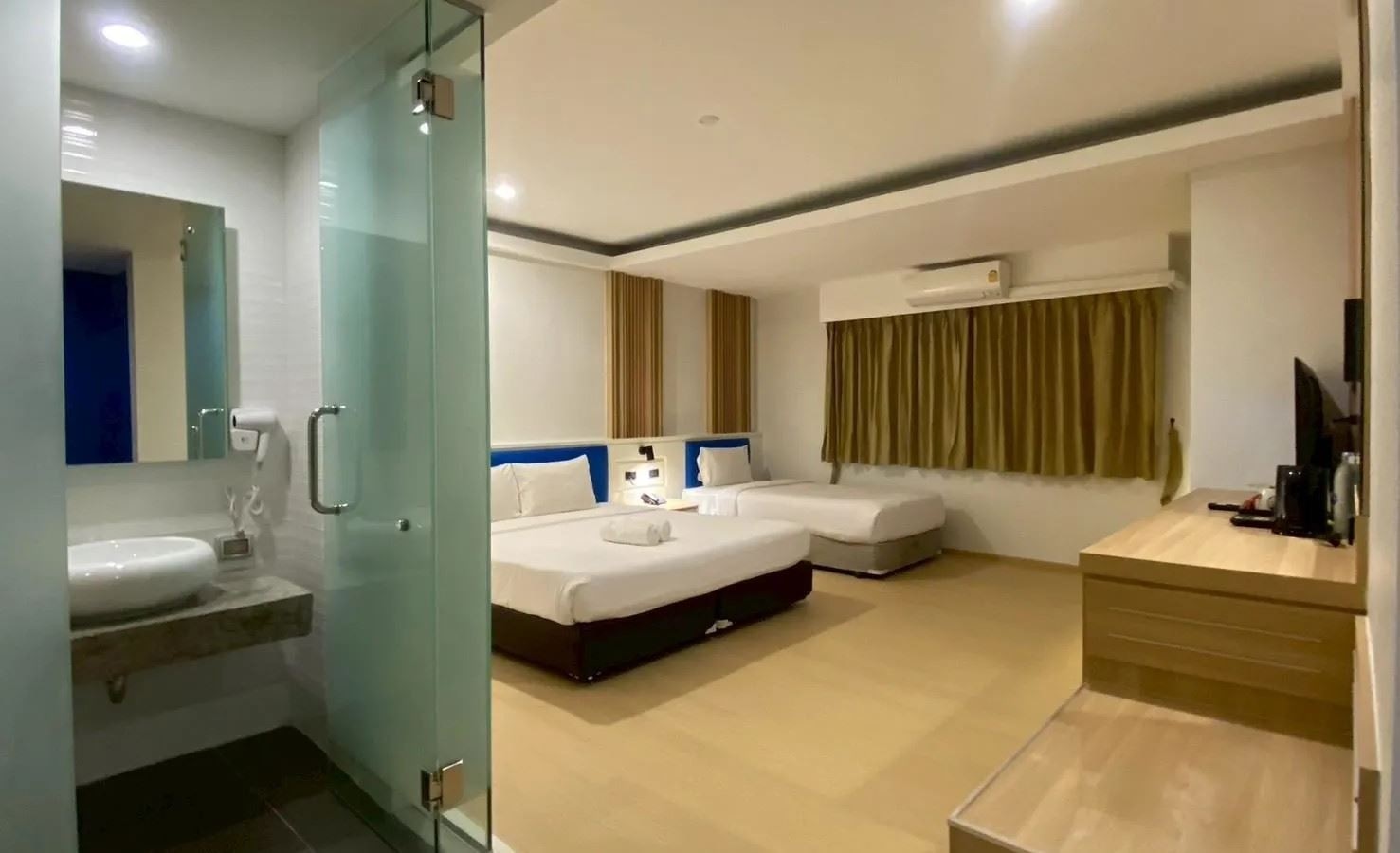 rooms-triple-deluxe-room