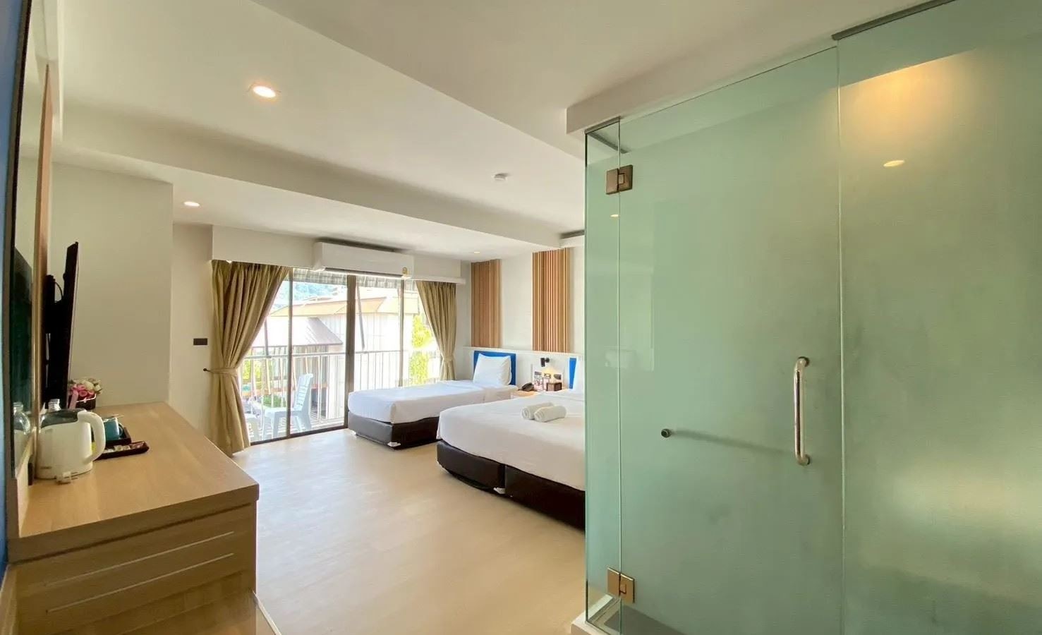 rooms-triple-deluxe-room