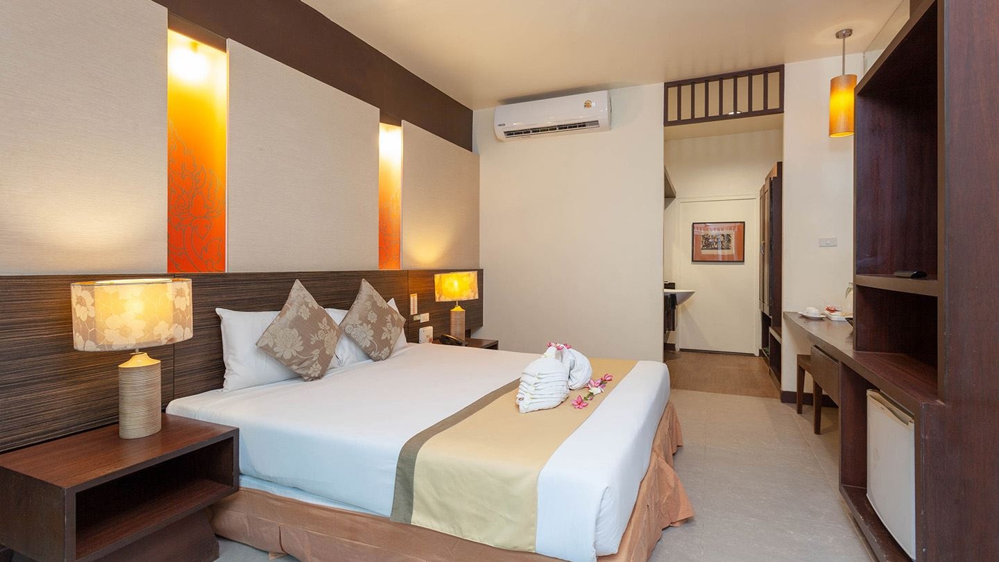 rooms-studio-courtyard