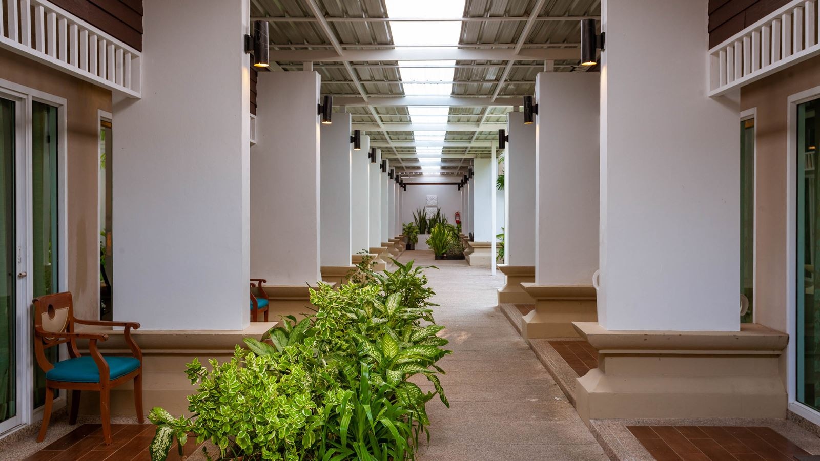 rooms-studio-courtyard