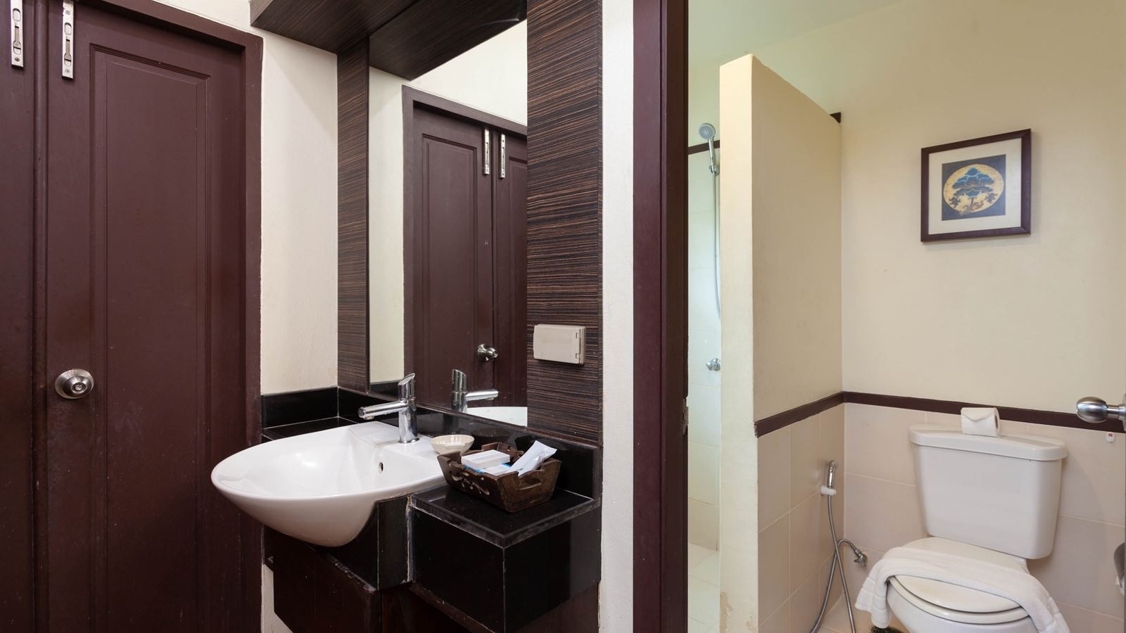 rooms-studio-courtyard