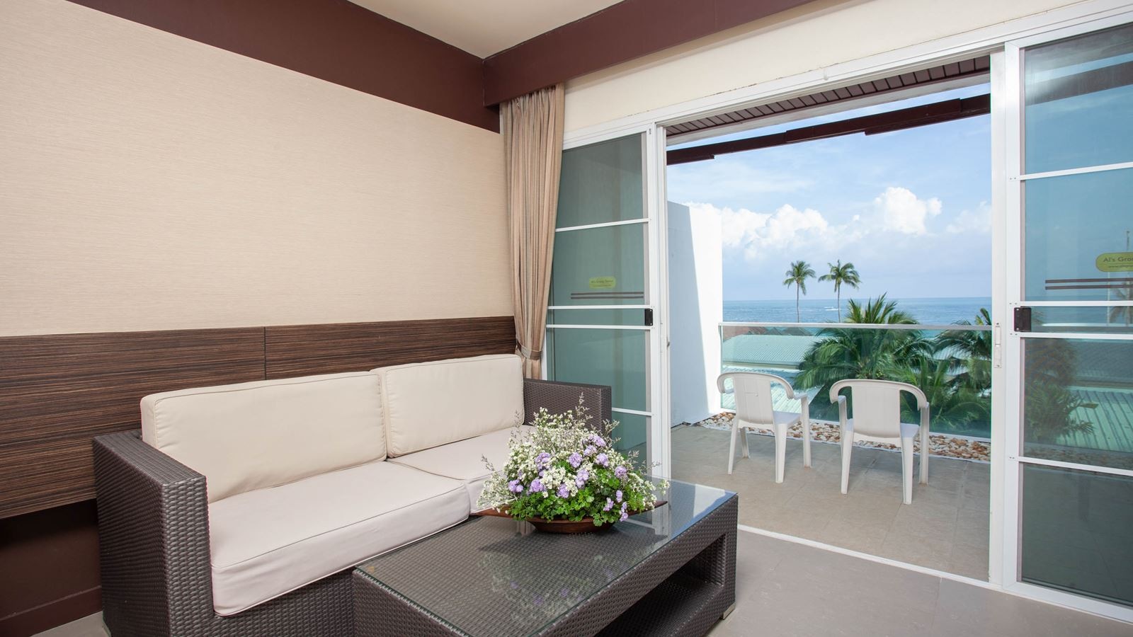 rooms-deluxe-balcony-partial-view
