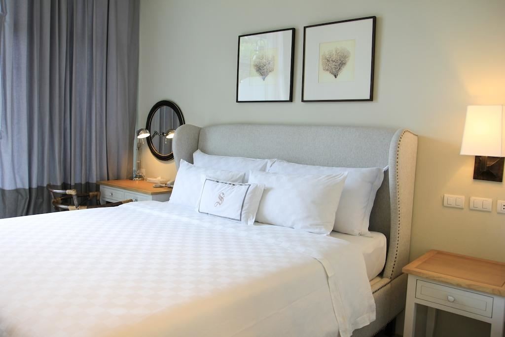 rooms-deluxe-pool-view