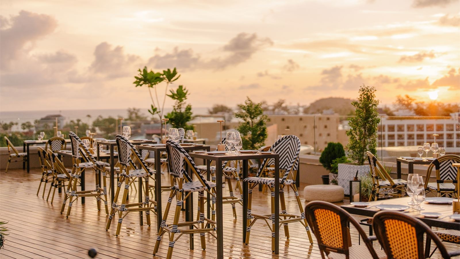 restaurants-moon-terrace