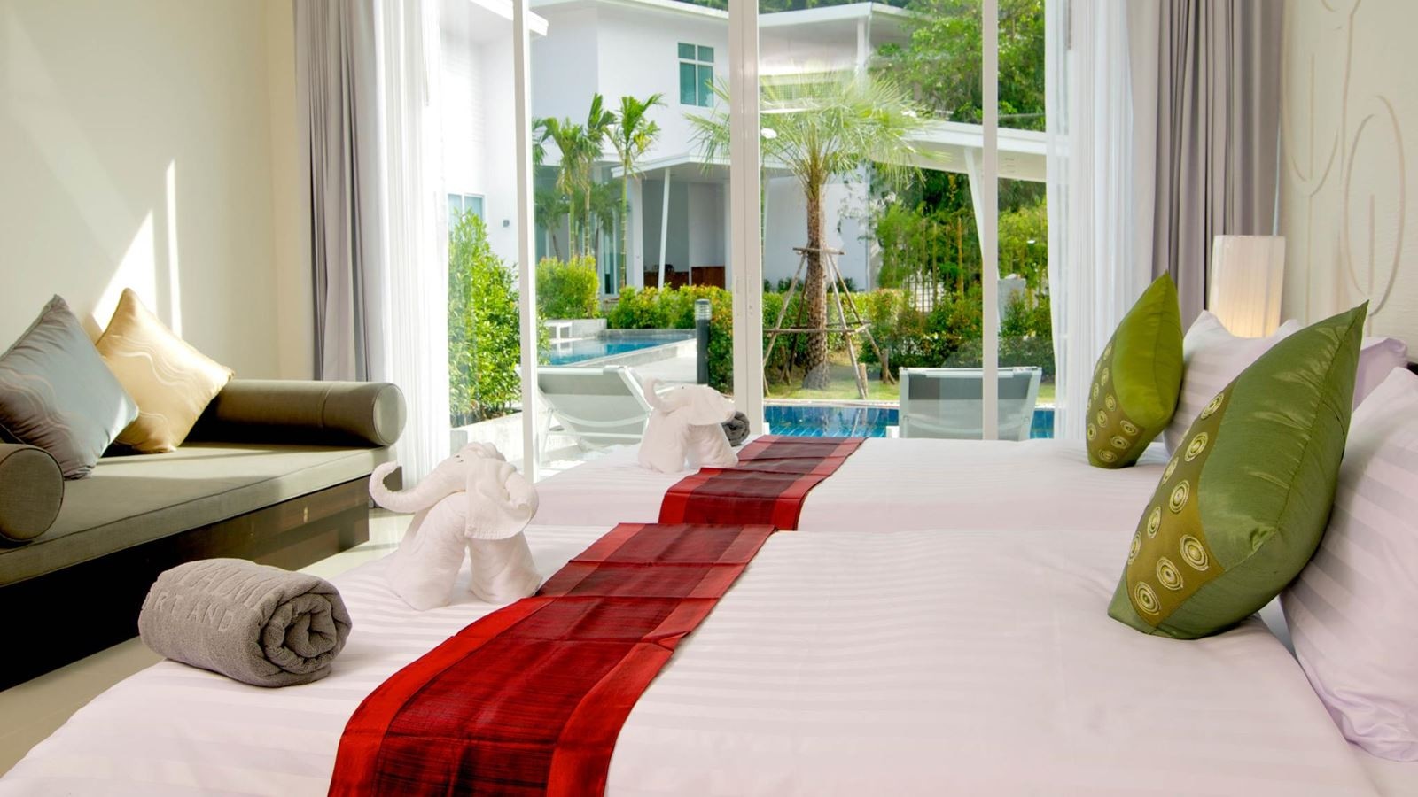 rooms-deluxe-pool-access