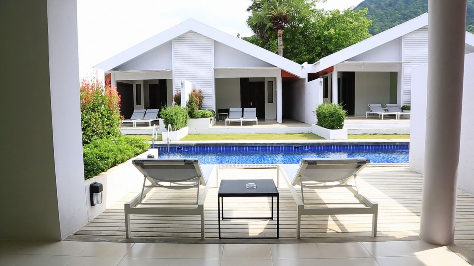 rooms-pool-access-suite