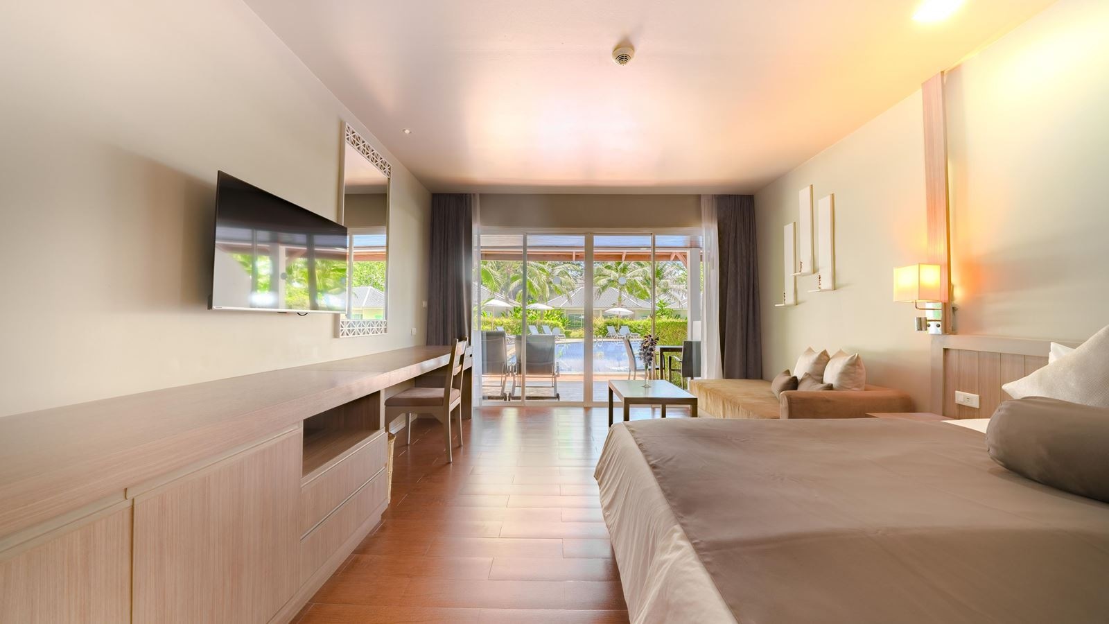 rooms-deluxe-pool-access