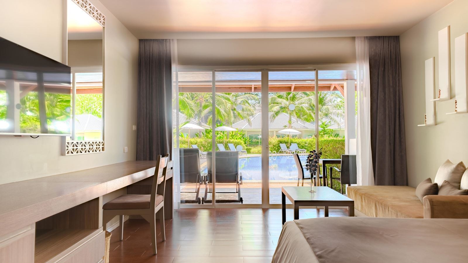 rooms-deluxe-pool-access