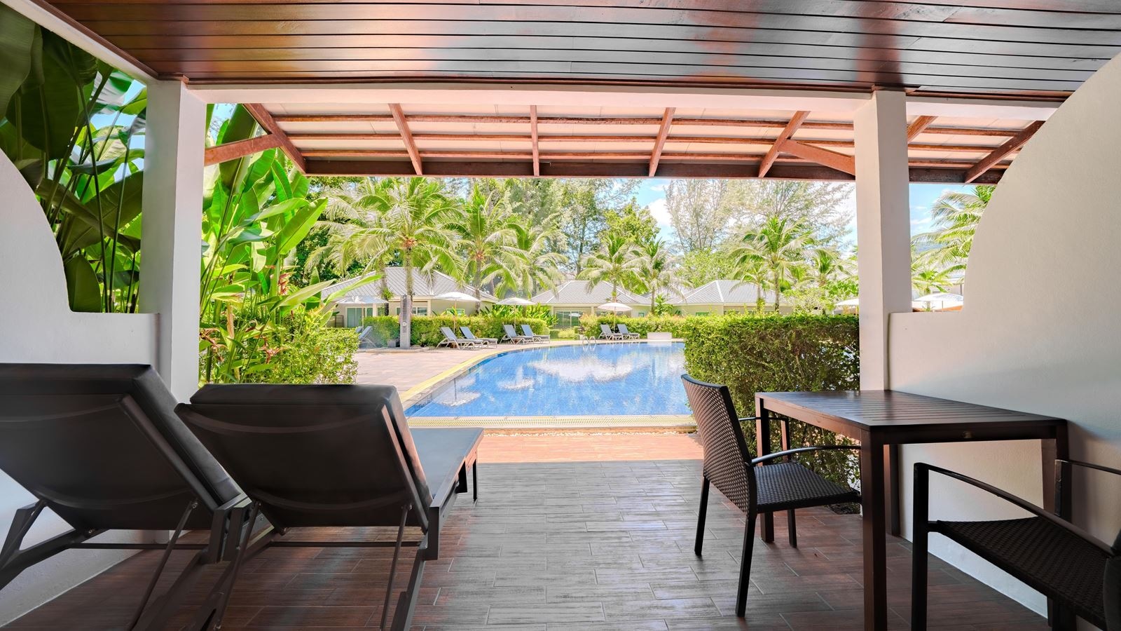 rooms-deluxe-pool-access