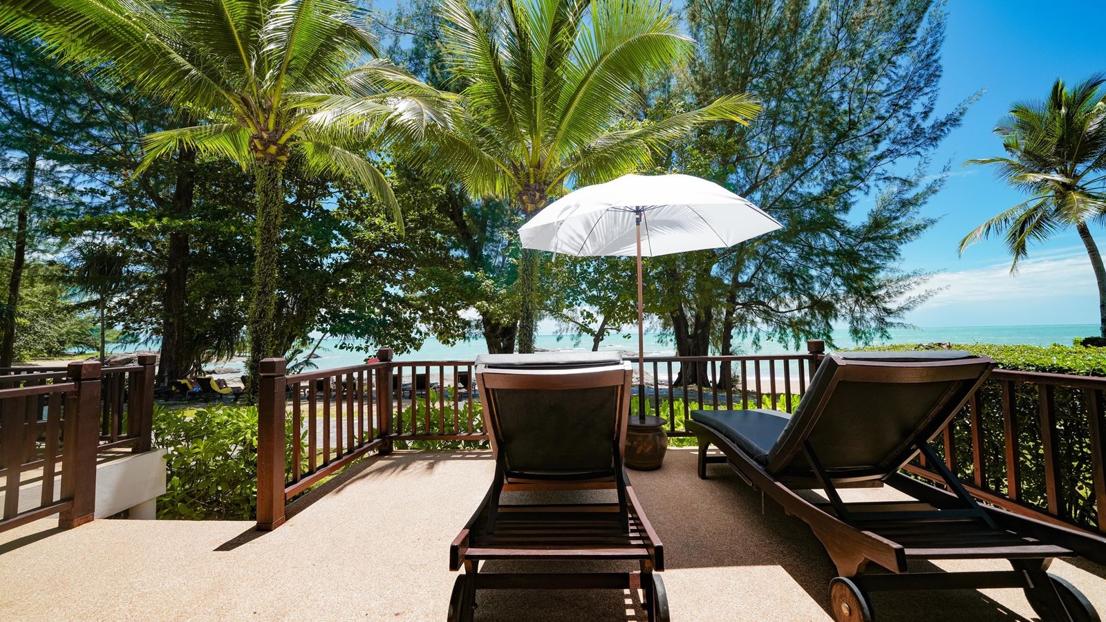 rooms-deluxe-bungalow-beachfront