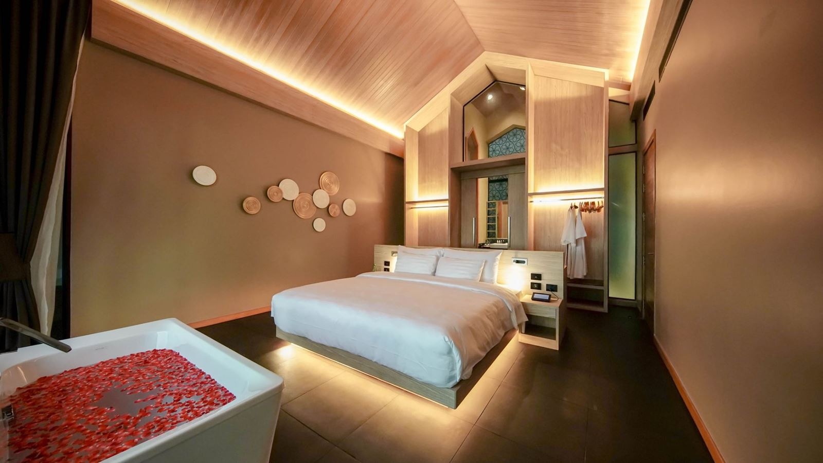 rooms-one-bedroom-pool-villa-city-view