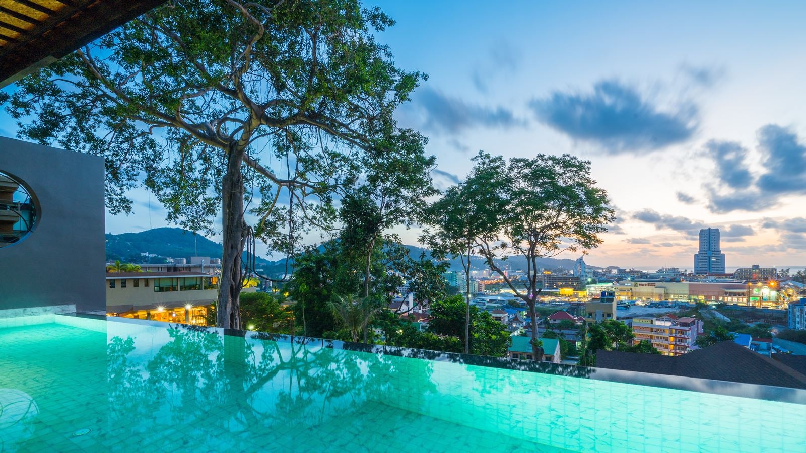 rooms-one-bedroom-pool-villa-city-view