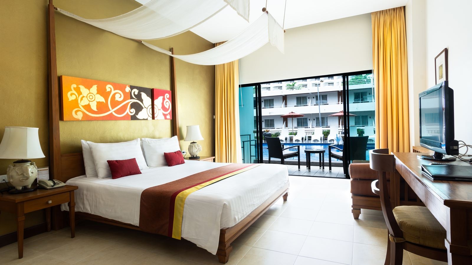 rooms-deluxe-pool-access-room