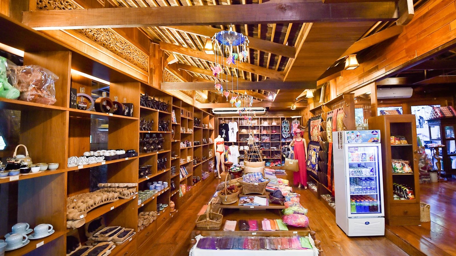 restaurants-mahkok-shop-and-library